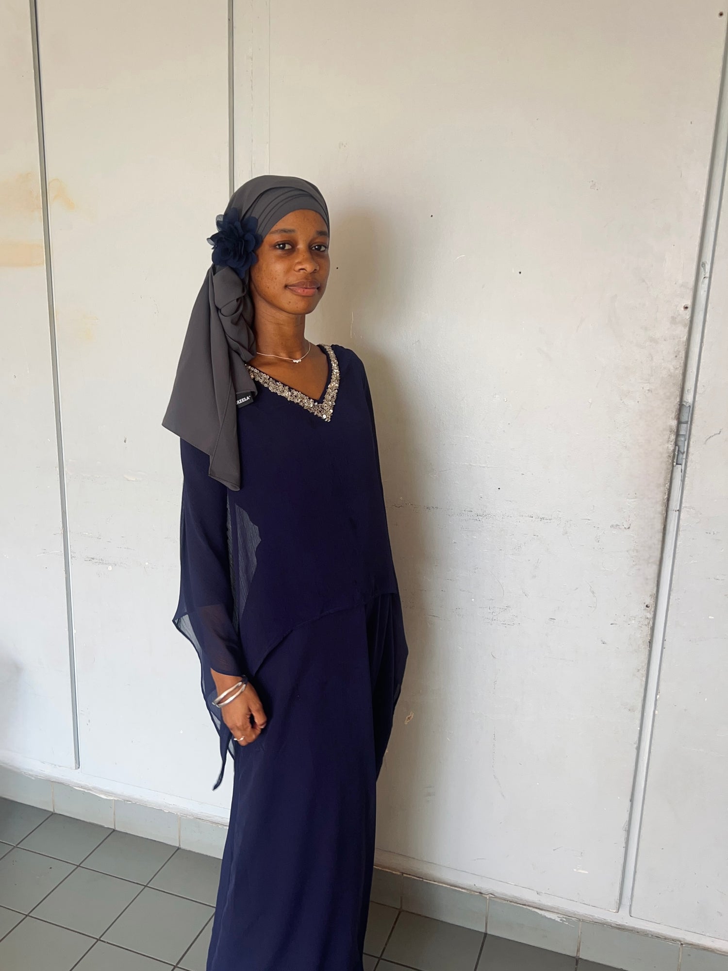 Foulard-soie-de-médine-hijab-gris-foncé-collection-châle